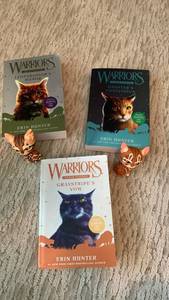 lot 1622 image: Warriors Super Edition Book Set with Cat Figurines