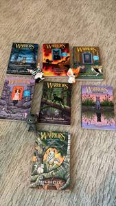 lot 1623 image: Warriors Graphic Novel Collection by Erin Hunter with Cat Plush Figures