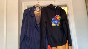 lot 1669 image: Sweatshirt and jacket size Small