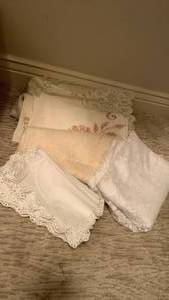 lot 1671 image: Tablecloths and napkins