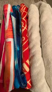 lot 1676 image: Beach towels