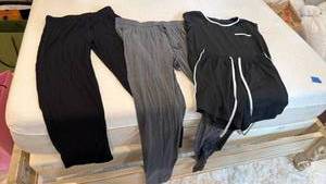 lot 1707 image: Ladies pajamas sizes sm-med