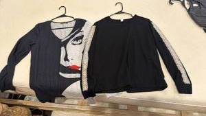 lot 1856 image: Womens tops