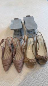 lot 1941 image: Womens shoes size 8-8.5 with organizer