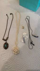 lot 1944 image: Mixed Jewelry
