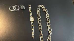 lot 1952 image: Womens jewelry
