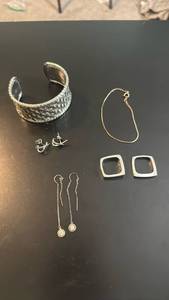 lot 1955 image: Womens jewelry