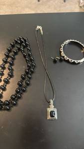 lot 1956 image: Womens jewelry