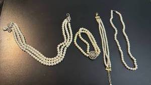 lot 1957 image: Womens jewelry