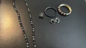 lot 1958 image: Womens jewelry