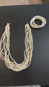 lot 1961 image: Womens jewelry