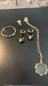 lot 1966 image: Womens jewelry