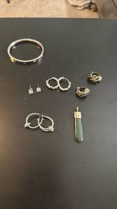 lot 1969 image: Womens jewelry