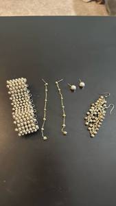 lot 1970 image: Womens jewelry