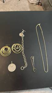 lot 1971 image: Womens jewelry