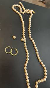 lot 1974 image: Womens jewelry