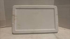 lot 1983 image: Sterilite White Plastic Storage Box with Lid