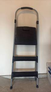 lot 1989 image: 3-Step Folding Steel Step Ladder with Handle