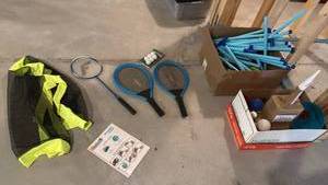 lot 2001 image: Badminton set with rackets and net, FunForts building set and more