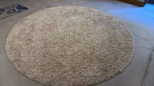 lot 2002 image: Callie shag ivory rug 7 ft 10 inch diameter great condition located in basement