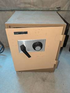 lot 2022 image: Montgomery Ward safe 16w x23h x14d