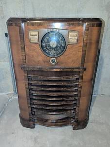 lot 2026 image: Zenith Console Floor Radio