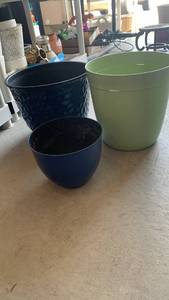 lot 3011 image: Plastic planters 12 inch and smaller