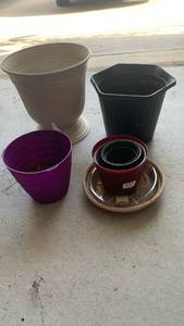 lot 3013 image: Mixed Plastic Plant Pot Set