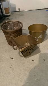 lot 3017 image: Mixed Decorative Basket and Gold Metal Planter Set