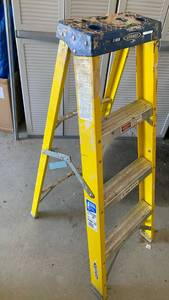 lot 3026 image: Werner FS104 4 ft Fiberglass Step Ladder