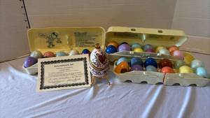 lot 3105 image: Egg Fantasy Inc. Limited Edition Goose Egg  - (broken hinge)Collectible with Painted Egg Lot