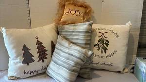 lot 3109 image: Throw pillows