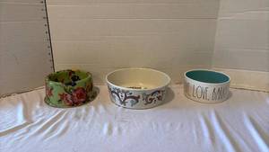 lot 3113 image: Dog bowls
