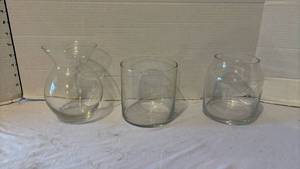 lot 3130 image: Set of 3 Clear Glass Vases