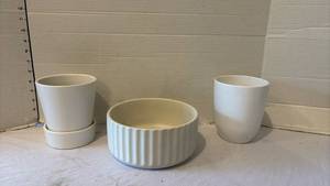 lot 3133 image: White Ceramic Planter Set of 3