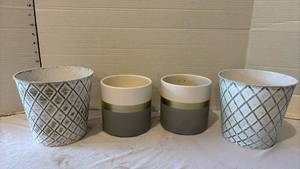 lot 3134 image: Set of 4 Decorative Planters