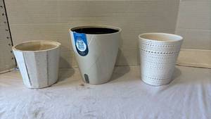 lot 3139 image: Set of 3 White Decorative Planters