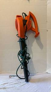 lot 3147 image: BLACKDECKER Electric Leaf Blower