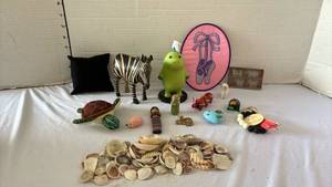 lot 3231 image: Mixed Novelty Collectibles and Figurines Lot