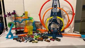 lot 3251 image: Hot Wheels Track Sets with Triple Loop Tower and 30 Die-Cast Cars