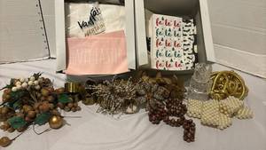 lot 3332 image: Paper Napkins and Napkin Rings