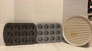 lot 3438 image: Baking Pan Set with Microwave Chip Maker