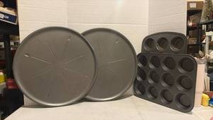 lot 3439 image: Nonstick Bakeware - Pizza Pans and Muffin Tins