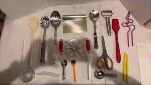 lot 3446 image: Mixed Kitchen Utensil Lot