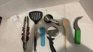 lot 3451 image: Mixed Kitchen Utensil Set