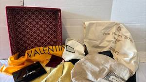 lot 3465 image: Tote with reusable bags