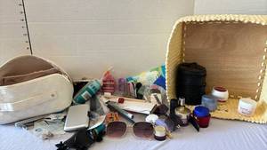 lot 3473 image: Womens Beauty & Personal Care Mixed Lot with Cosmetic Bags and Accessories