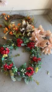 lot 3632 image: Decorative wreathes