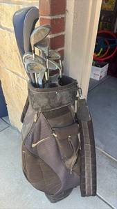 lot 3701 image: Nike Golf Bag with Mixed Iron Set