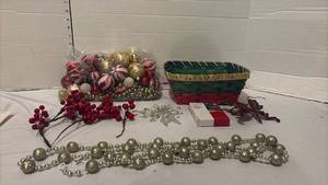 lot 3711 image: Christmas Holiday Decoration Lot